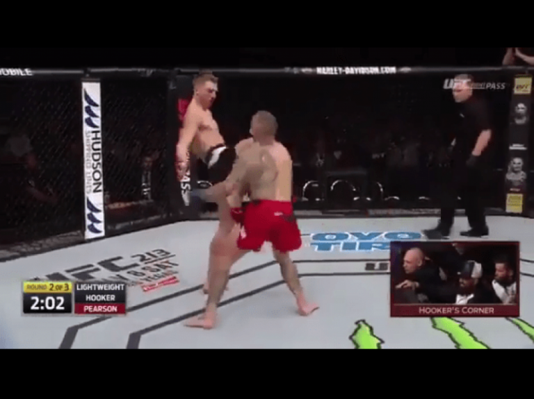 Dan Hooker nocauteou Ross Pearson com uma joelhada voadora
