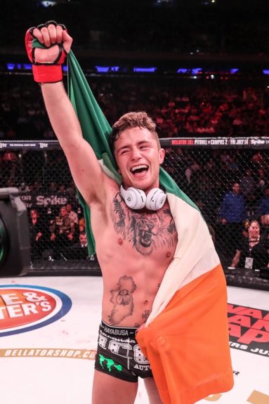 Aos 20 anos, James Gallagher é uma jovem promessa irlandesa no MMA