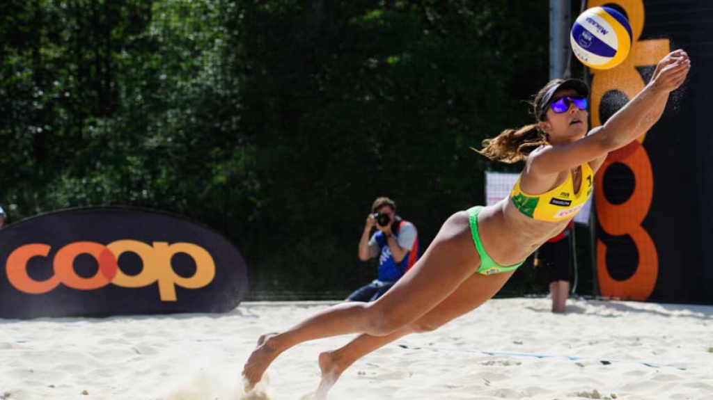 Bárbara Seixas mergulha para defender bola durante partida na Suíça