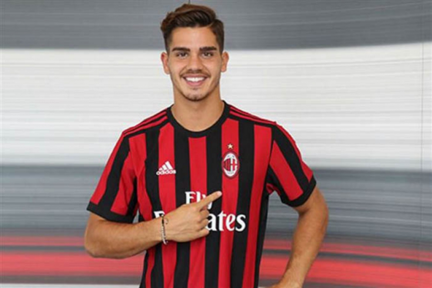 André Silva com a camisa do Milan
