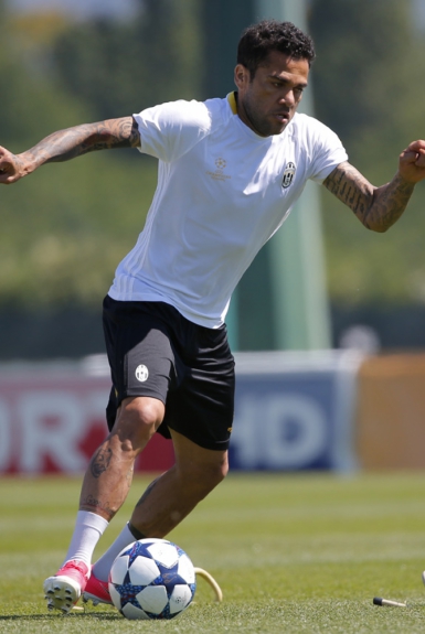 DANIEL ALVES: O lateral-direito deixou a Juventus após brilhante temporada. Agora, tem seu nome ligado a Manchester City e a PSG> Certo é que vai se adaptar a um novo clube