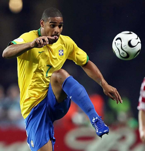 Adriano é até hoje chamado de Imperador, apesar da carreira ter sido bem mais curta do que o esperado