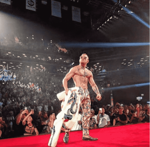 Conor McGregor apareceu em Nova York com visual irreverente