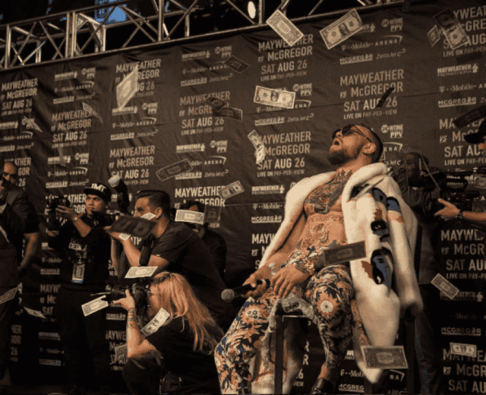Conor McGregor curte chuva de dinheiro promovida por Floyd Mayweather