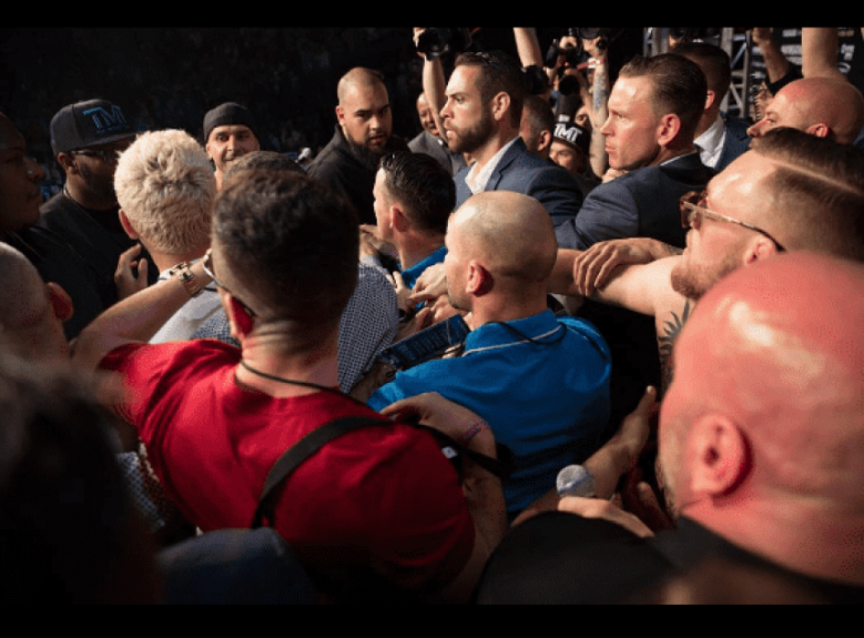 Equipe de Floyd Mayweather e Conor McGregor protagonizam confusão em evento