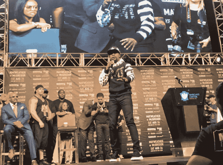 Floyd Mayweather fala em palco de Nova York (EUA)