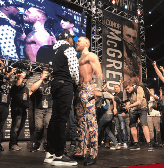 Floyd Mayweather e Conor McGregor se encaram em Nova York (EUA)