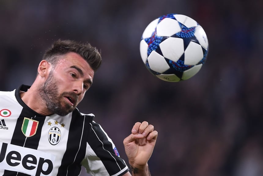 Com 36 anos, o zagueiro Andrea Barzagli é um dos mlíderes da Juventus em campo