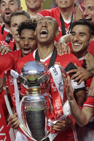 Aos 36 anos, o zagueiro brasileiro Luisão não pensa em parar e continua sendo um dos ídolos do Benfica