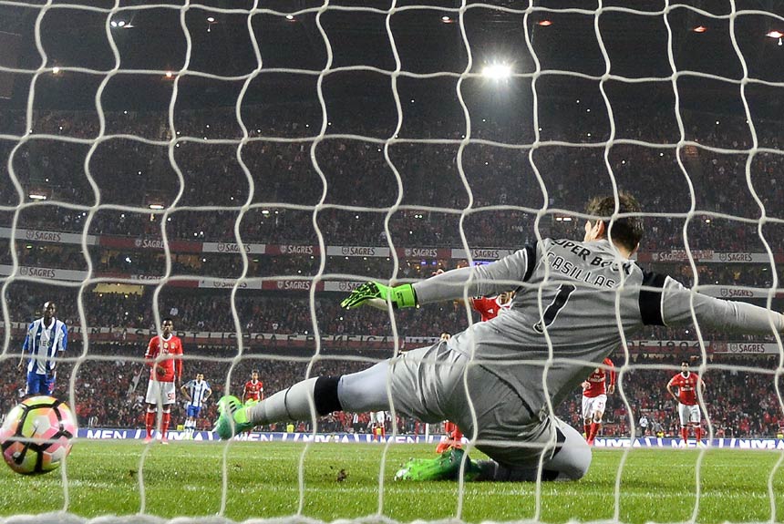 Outro goleiro de 36 anos que empresta que segue na ativa é o espanhol Casillas, do Porto