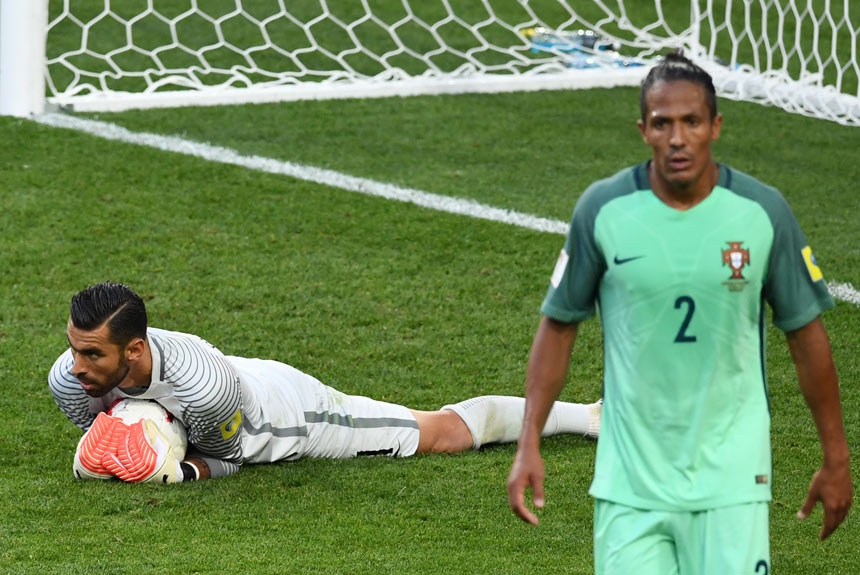 O zagueiro Bruno Alves defende as cores do Rangers no auge dos seus 35 anos