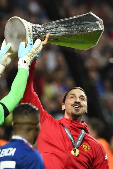 Se recuperando de grave lesão no joelho, o atacante sueco Ibrahimovic, de 35 anos, não renovou com o Manchester United. Mas a imprensa inglesa diz que há chances dele permanecer em Old Trafford