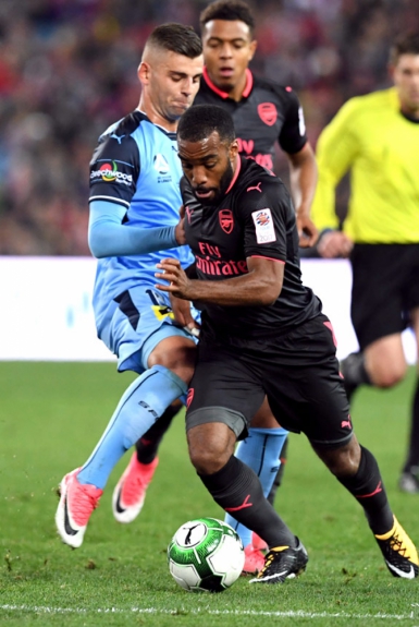 Por 60 milhões de euros (cerca de R$ 219 milhões), o atacante Alexandre Lacazette trocou o Olympique de Marselha pelo Arsenal, na segunda transação mais cara