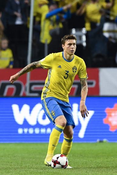 O zagueiro sueco Victor Lindelöf trocou o Benfica pelo Manchester United, assim como Ederson. Porém, o preço da transação foi 35 milhões de euros (cerca de R$ 127,7 milhões)