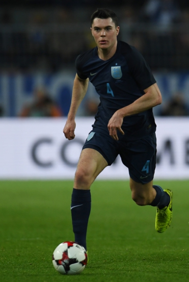 Também por 28,5 milhões (cerca de R$ 104 milhões) o zagueiro britânico Michael Keane vai defender o Everton na temporada. Ele estava no Burnley