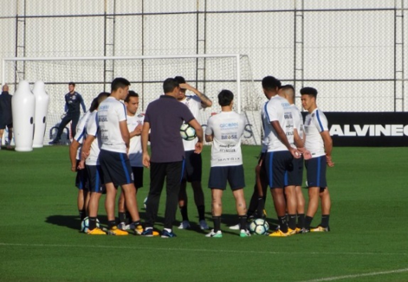 Carille conversa com titulares no treino do Corinthians