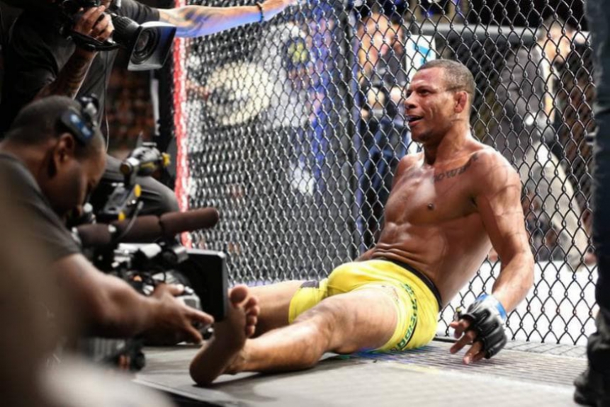 UFC Long Island - Alex Cowboy comemora vitória por nocaute