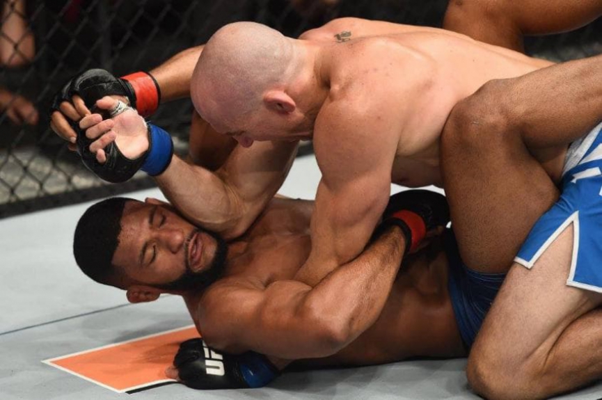 TUF 25 Finale - Jesse Taylor finalizou Dhiego Lima com um mata-leão