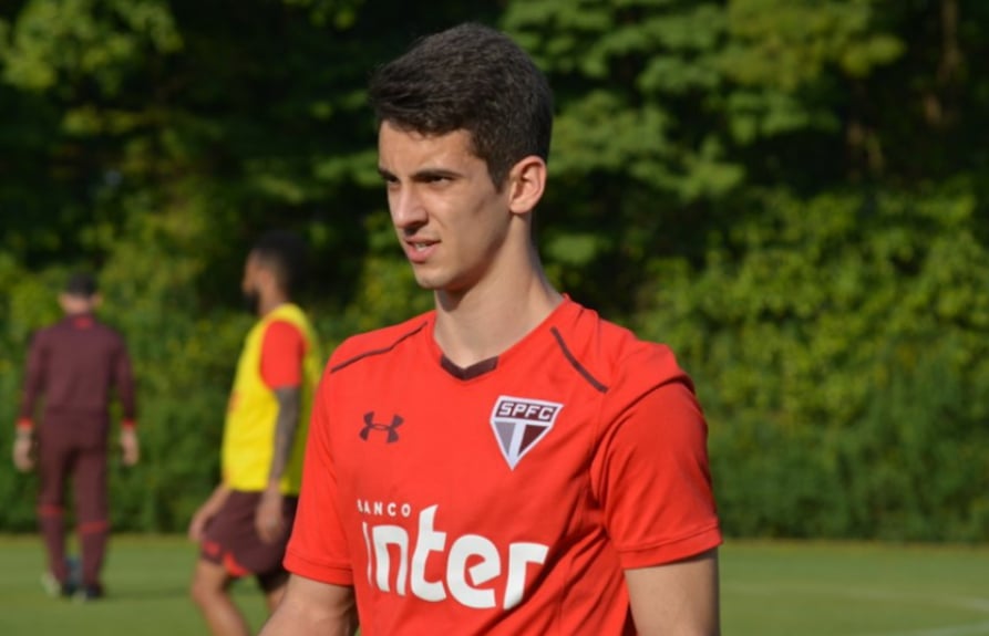 O meia Shaylon foi titular durante todo o treino tático de quarta-feira