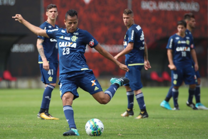 Geuvânio, que busca espaço no time titular, finaliza em treino
