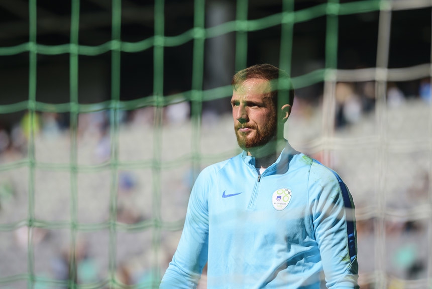 O goleiro Jan Oblak da Eslovênia terá que ajudar sua equipe a se aproximar da zona de classificação, pelo menos da repescagem, para poder avançar