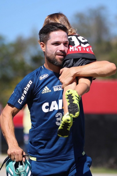 Diego brinca com filho