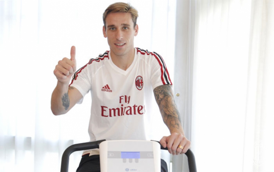 Lucas Biglia com a camisa do Milan