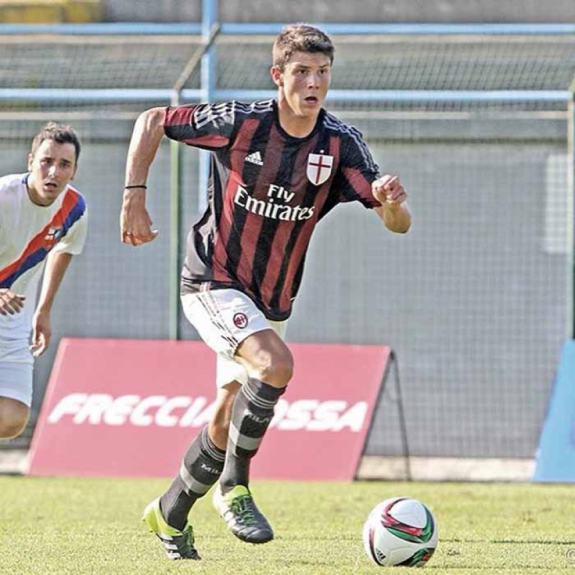 Matteo Pessina com a camisa do Milan