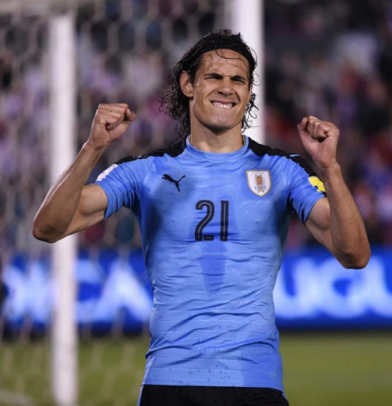 O artilheiro Cavani comemora o triunfo de 2 a 1 do seu Uruguai sobre o Paraguai. Celeste se aproximou da Copa
