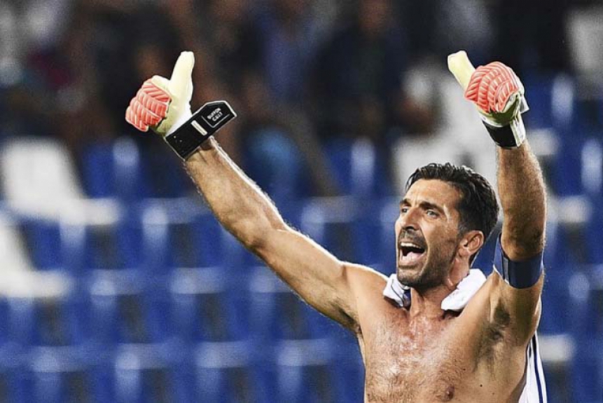 Buffon comemora a vitória de 1 a 0 de sua Itália sobre Israel. Em outubro tem mais