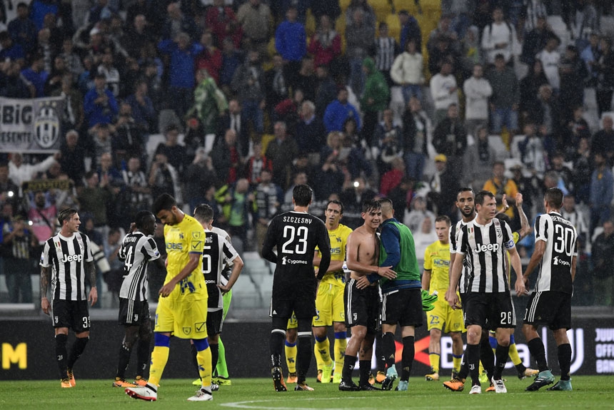 Jogadores da Juventus comemoram o triunfo por 3 a 0 sobre o Chievo, que manteve os cem por cento de aproveitamento