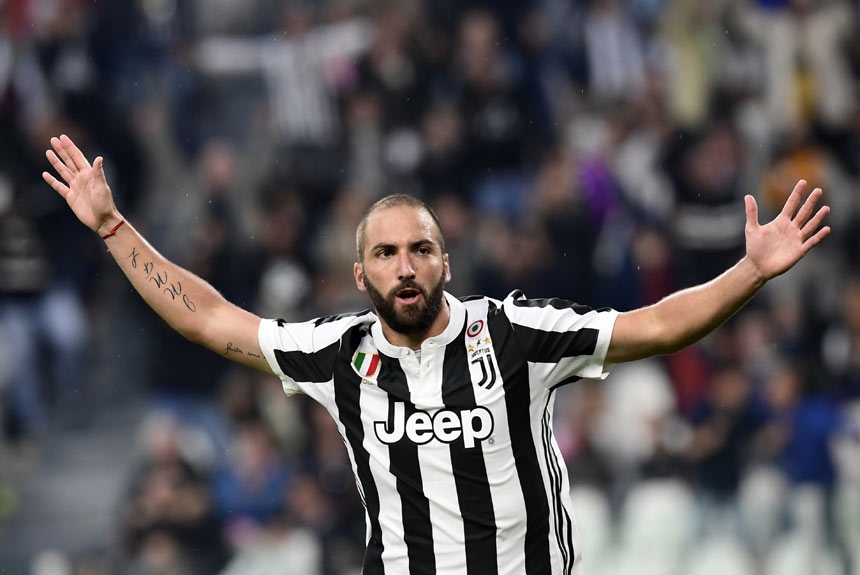O argentino Gonzalo Higuain comemora um dos gols da Juventus