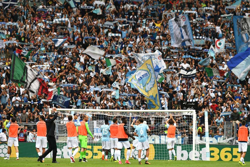 Torcida da Lazio faz a festa após goleada de 4 a 1 sobre o Milan
