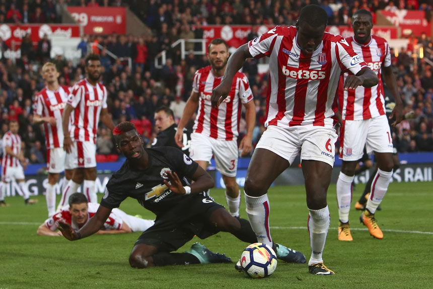 O Manchester United tropeçou ao empatar por 2 a 2 com o Stoke e agora deixou o City se juntar a ele na liderança, ambos com dez pontos