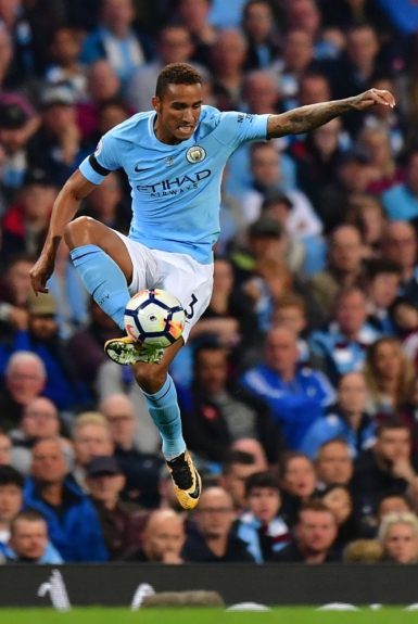 Danilo - O lateral segue como titular no time de Pep Guardiola, mas pouco impactou na goleada sobre o Liverpool. Ainda assim, não comprometeu na zaga.