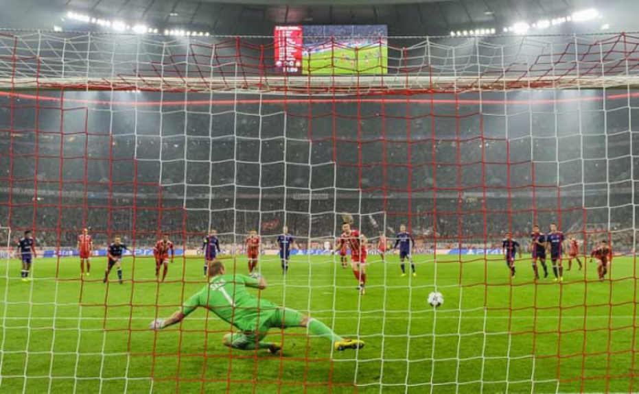 O momento em que o polonês Robert Lewandowski converte um pênalti no triunfo de 3 a 0 do seu Bayern de Munique sobre o Anderlecht da Bélgica