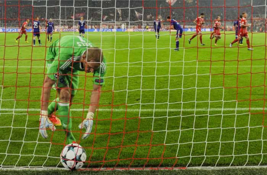 Só restou ao goleiro Matz Sels ir buscar a bola no fundo da rede do Anderlecht