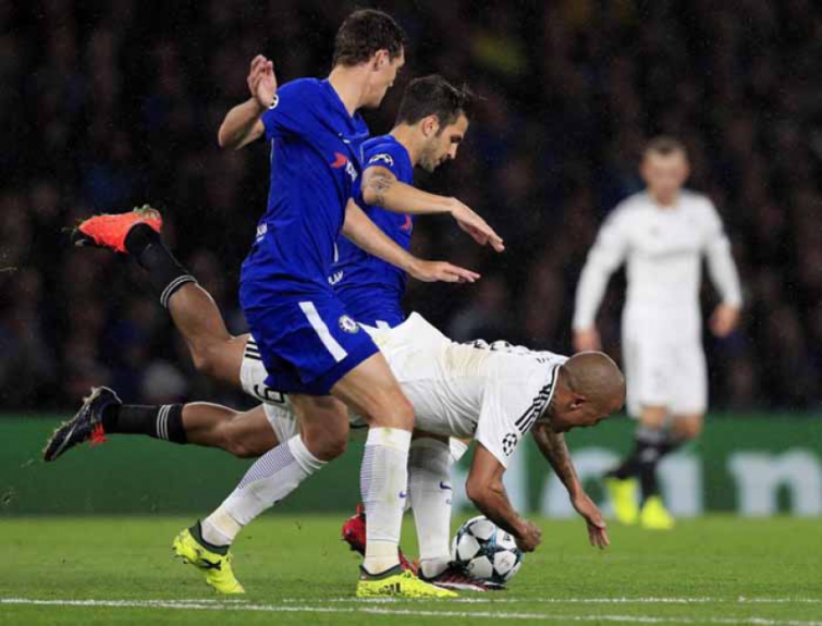Os jogadores do Qarabag sofreram em campo na goleada de 6 a 0 sobre o Chelsea