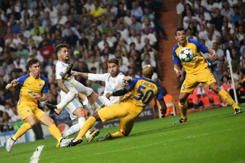 Sergio Ramos no momento que faz o golaço de bicicleta contra o Apoel