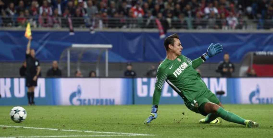 O goleiro Diego Benaglio não consegue impedir o gol do Leipzig no empate por 1 a 1 entre os times na Alemanha