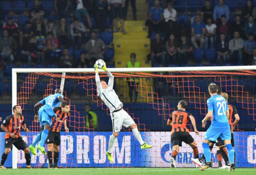 Andriy Pyatov se estica todo para impedir o gol de empate do Napoli. O Shakhtar Donetsk conseguiu o triunfo por 2 a 1