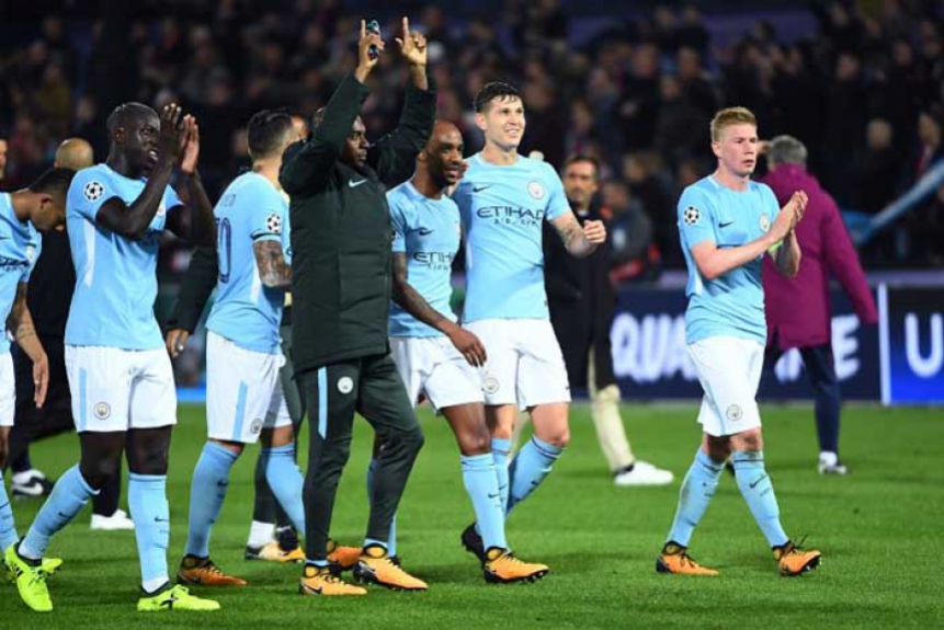 Já os jogadores do Manchester City agradecem o apoio dos torcedores na goleada de 4 a 0 sobre o Feyenpoord na Holanda