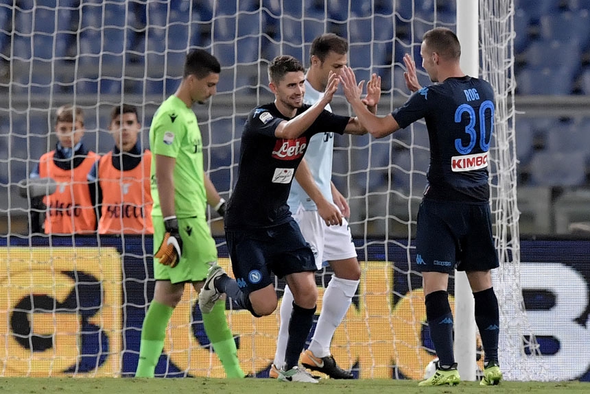 O meia Jorginho, brasileiro naturalizado italiano, marcou um gol na vitória de goleada do Napoli sobre a Lazio. O jogador balançou as redes em uma cobrança de pênalti