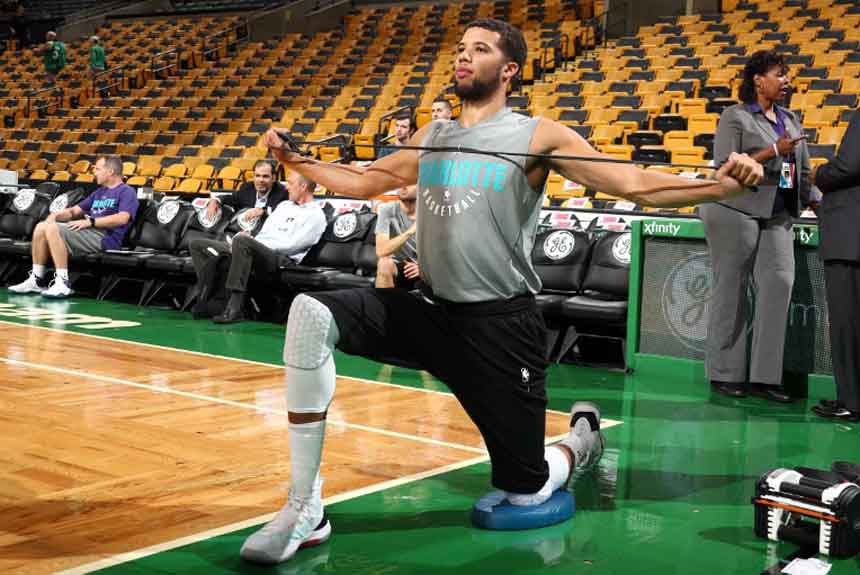 O Charlotte Hornets assegurou a contratação do calouro do ano na liga em 2014 até o fim da próxima temporada. Trata-se do armador Michael Carter-Williams