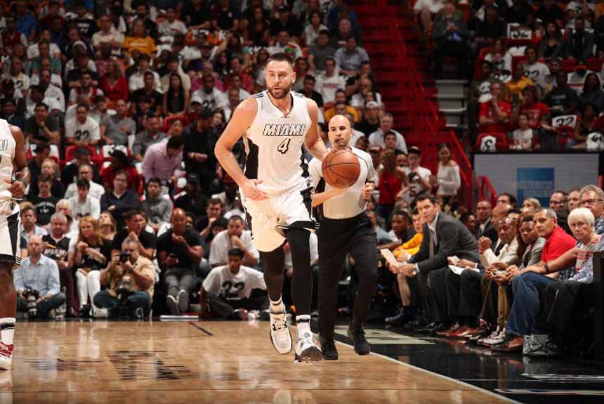 Josh McRoberts foi trocado pelo Heat com o Mavericks por A.J. Hammonds