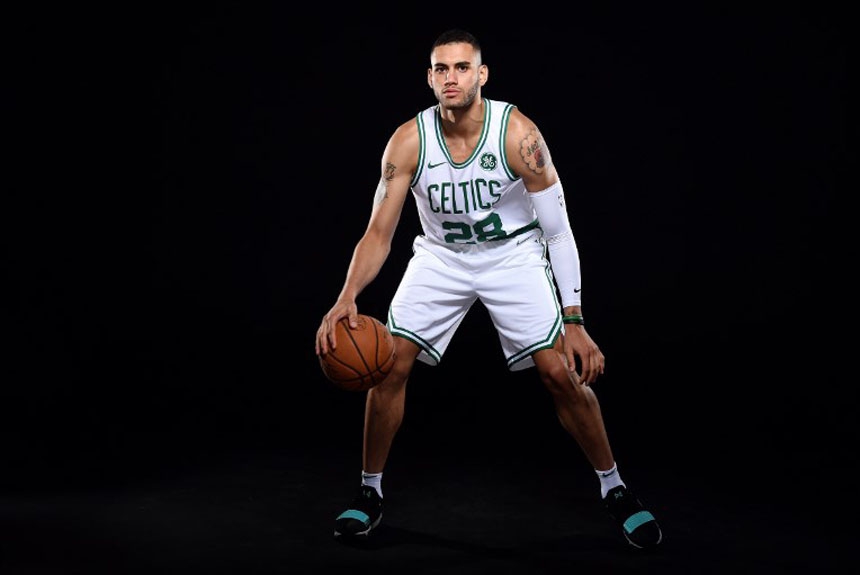 Destaque na D-League, o ala egípcio Abdel Nader acertou com o Boston Celtics