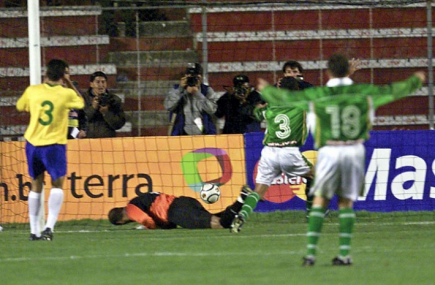Bolívia 3x1 Brasil - 7/11/2001 - um dos gols da Bolívia