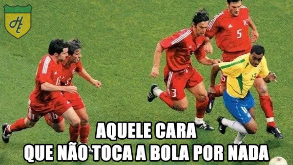 O FOMINHA: É aquele que pega a bola e quer driblar o time adversário todo, se bobear mais de uma vez. É irritante jogar no time dele, apesar do cara até ser decisivo algumas vezes. Detalhe: nunca volta para marcar!