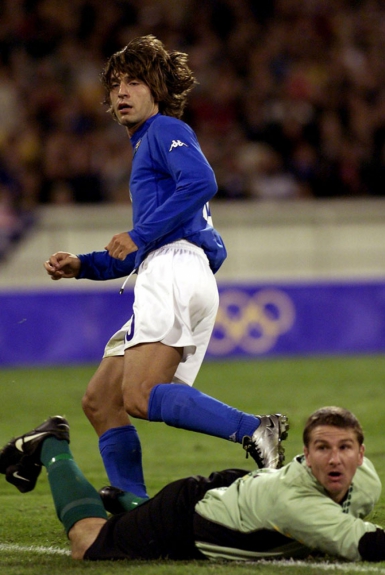 Seu futebol chamou a atenção da Internazionale, que o contratou em 1998 para integrar um elenco que tinha nomes como Seedorf e Ronaldo Fenômeno. Porém, após dois empréstimos e poucas oportunidades, acabou vendo seu contrato chegar ao fim sem chance