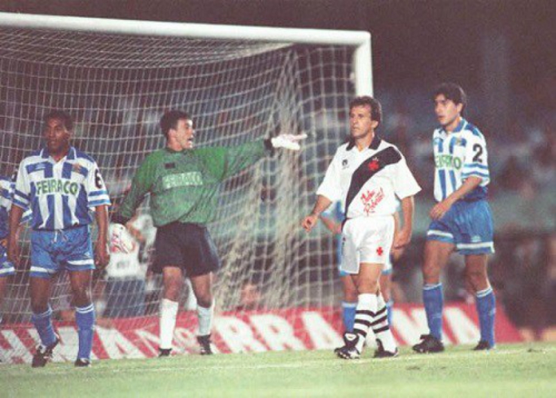 Roberto Dinamite encerrava sua carreira (e Zico vestia a camisa do Vasco na despedida do amigo)